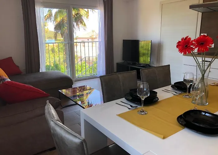 Seaview Apartment *